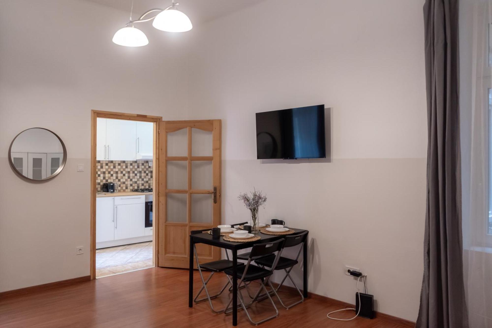 Cozy In Akacfa Street Appartamento Budapest